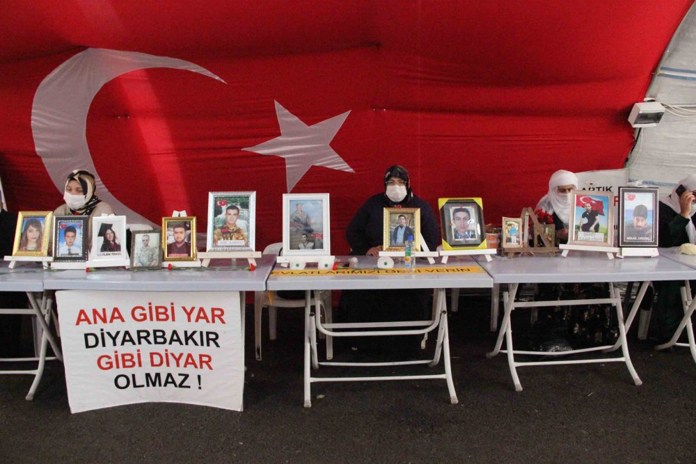 Evlat nöbetindeki babadan zafer işareti yapan HDP'li vekile: Zafer onun değil bu çadırındır