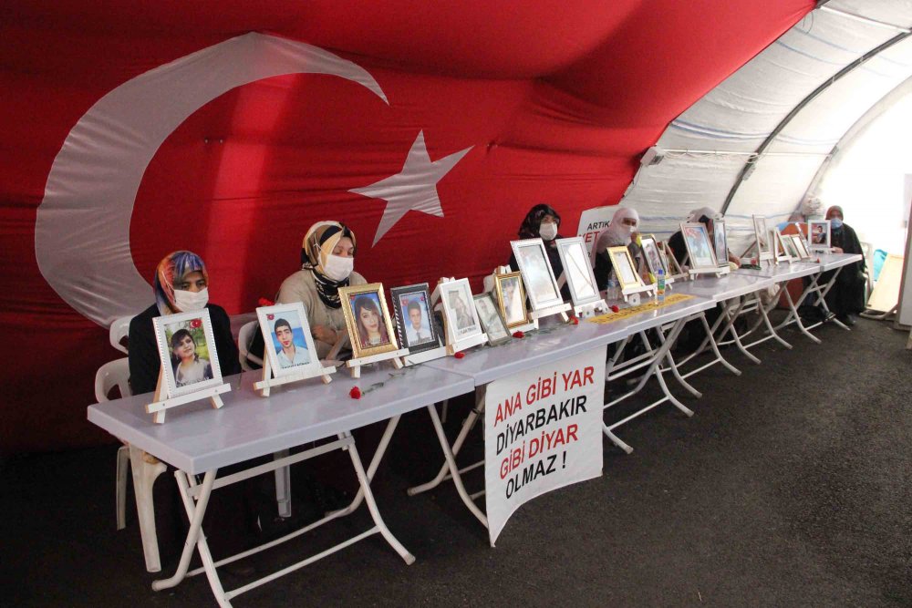 Evlat nöbetindeki babadan zafer işareti yapan HDP'li vekile: Zafer onun değil bu çadırındır