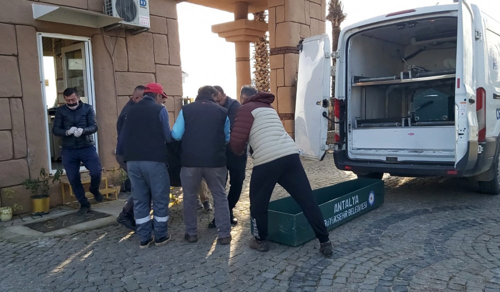 Güvenlik görevlisi kulübede hayatını kaybetti;  kızı fenalık geçirdi