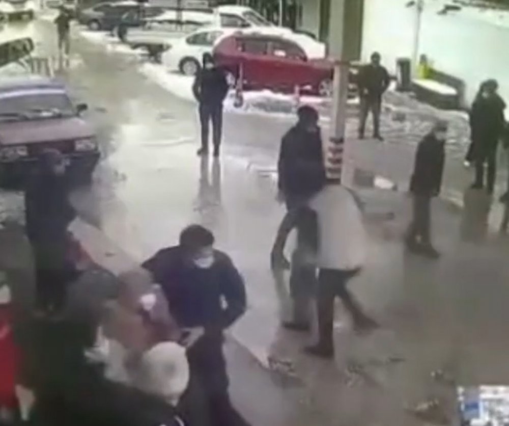Hasta yakınlarının güvenlik görevlilerine saldırı anı kamerada