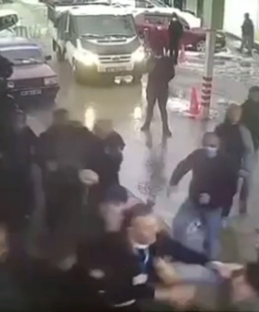 Hasta yakınlarının güvenlik görevlilerine saldırı anı kamerada