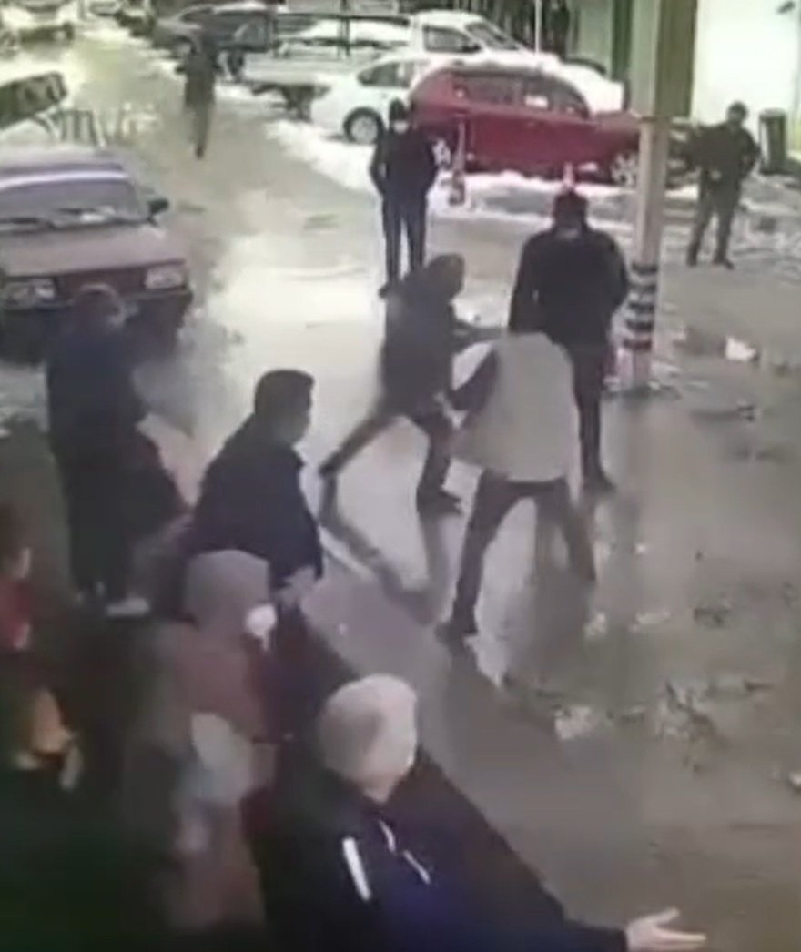 Hasta yakınlarının güvenlik görevlilerine saldırı anı kamerada
