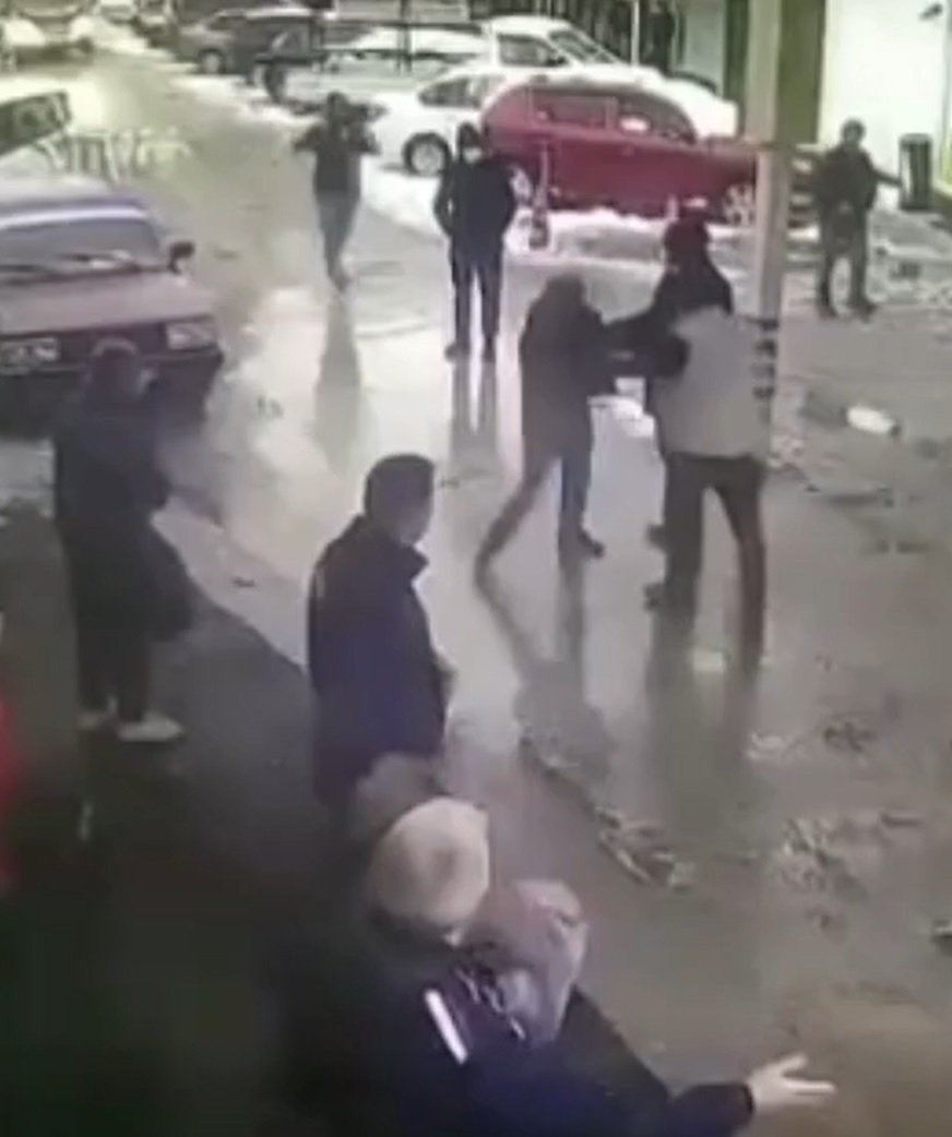 Hasta yakınlarının güvenlik görevlilerine saldırı anı kamerada