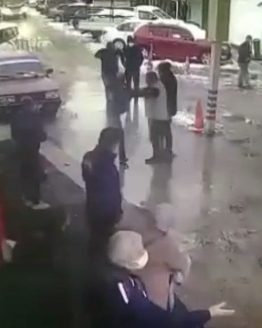 Hasta yakınlarının güvenlik görevlilerine saldırı anı kamerada