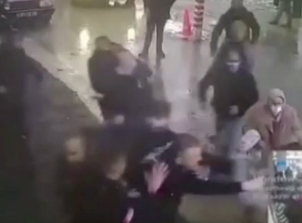 Hasta yakınlarının güvenlik görevlilerine saldırı anı kamerada