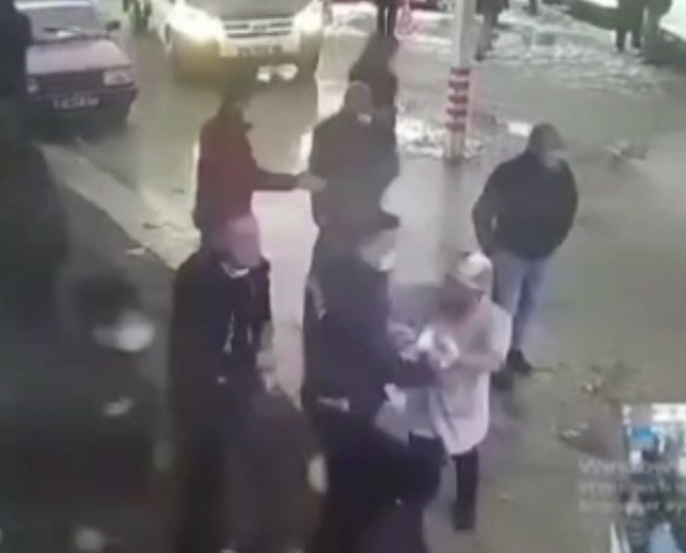 Hasta yakınlarının güvenlik görevlilerine saldırı anı kamerada
