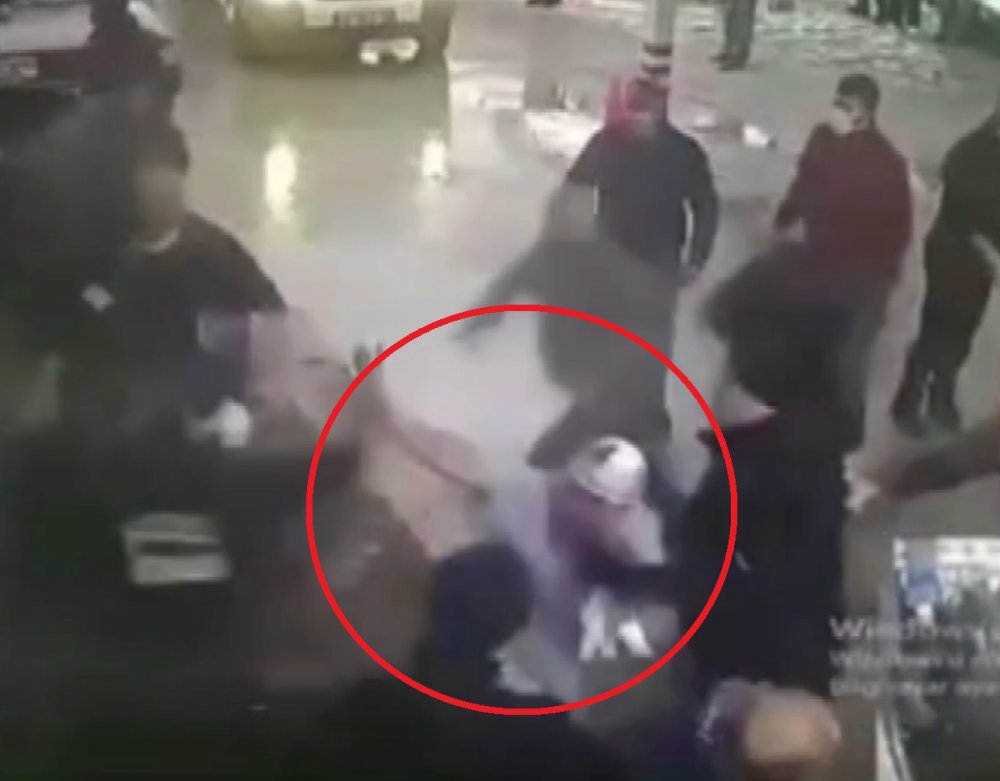 Hasta yakınlarının güvenlik görevlilerine saldırı anı kamerada