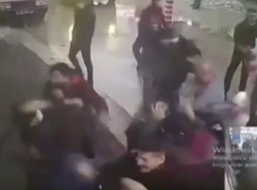 Hasta yakınlarının güvenlik görevlilerine saldırı anı kamerada