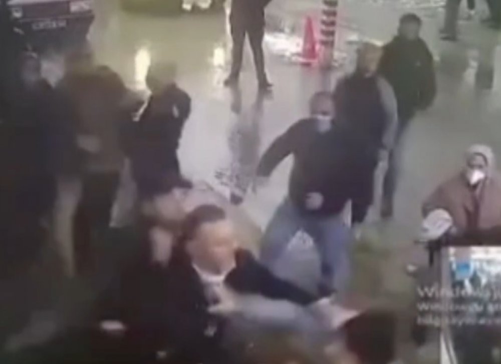 Hasta yakınlarının güvenlik görevlilerine saldırı anı kamerada
