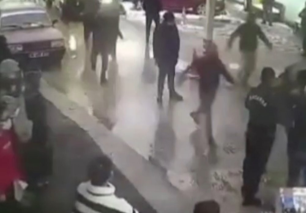 Hasta yakınlarının güvenlik görevlilerine saldırı anı kamerada