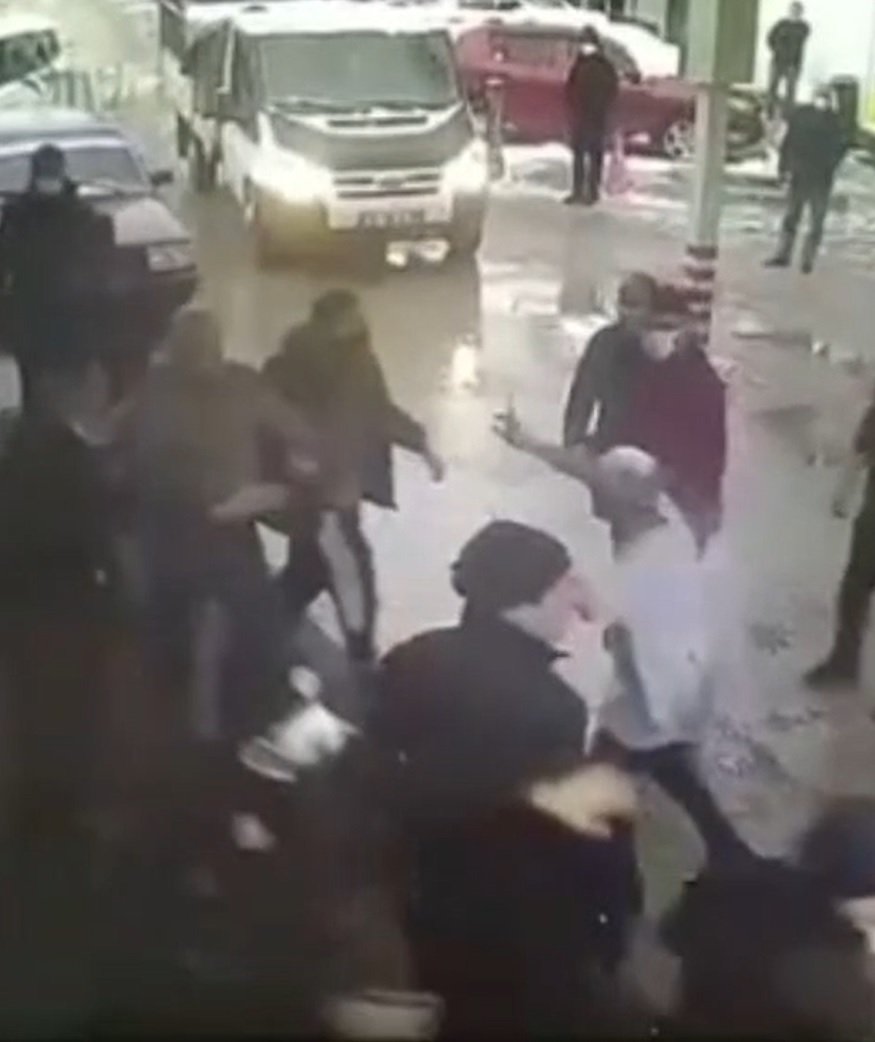 Hasta yakınlarının güvenlik görevlilerine saldırı anı kamerada