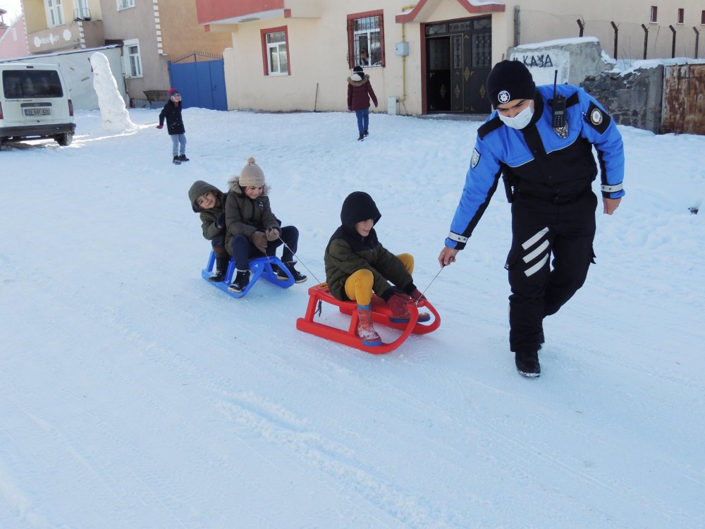 Kars'ta polisler ile çocukların eğlenceli vakti
