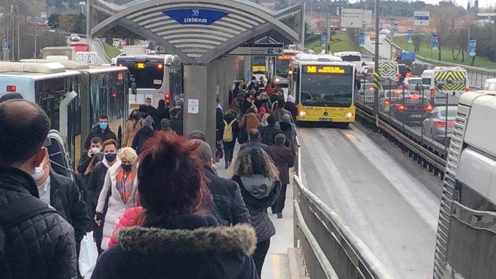 Kısıtlama öncesi metrobüs yoğunluğu