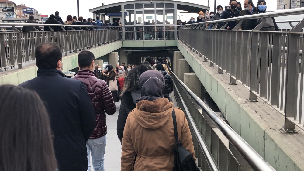 Kısıtlama öncesi metrobüs yoğunluğu