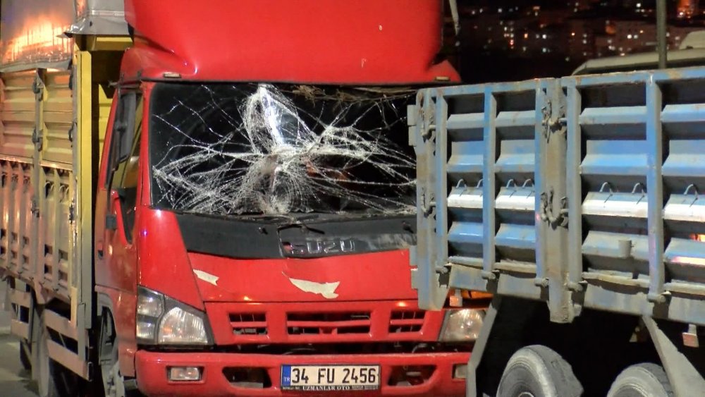 Sultangazi'de kamyonun camına atılan portakal kazaya neden oldu iddiası