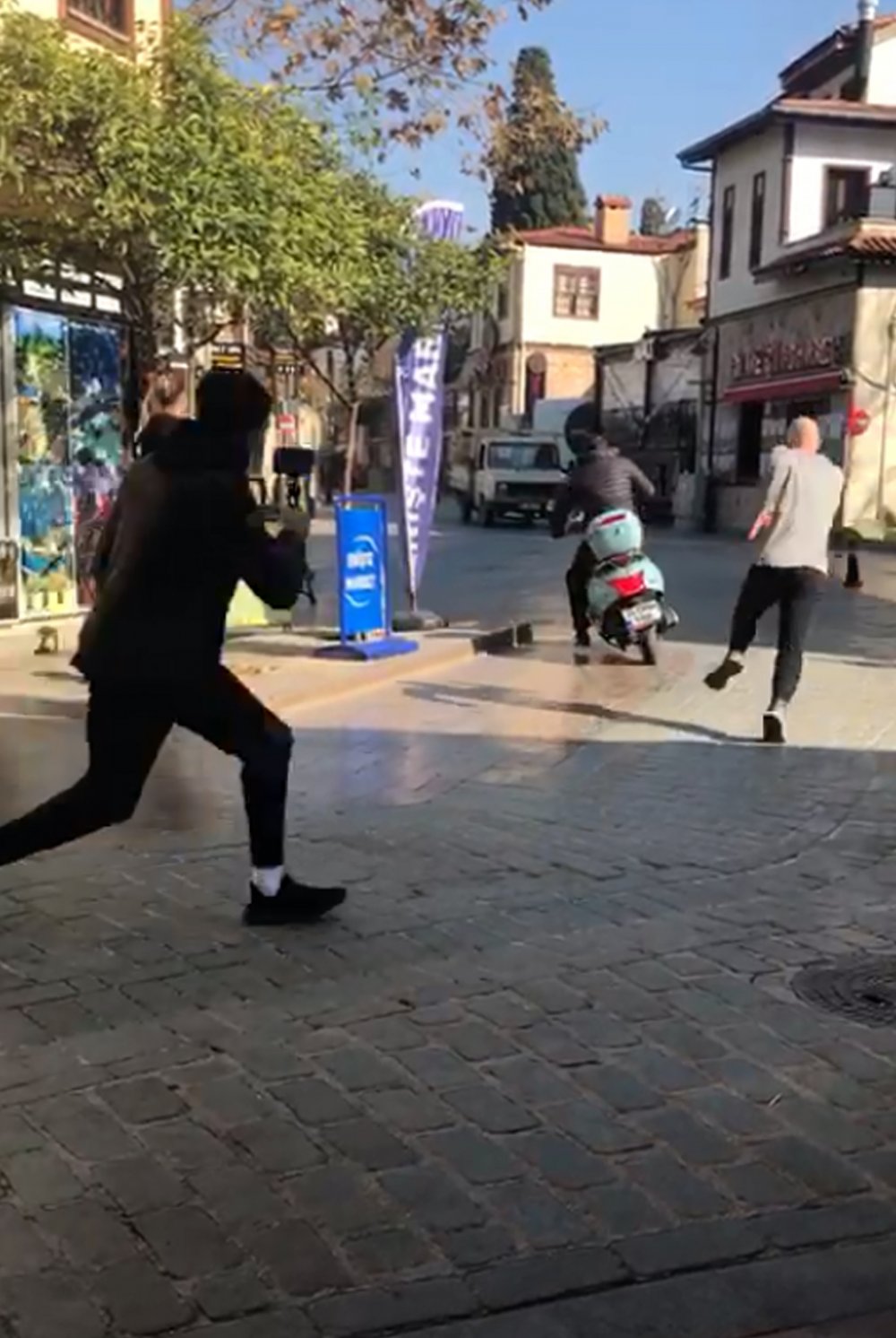 Aktör Jason Statham, kurşun geçirmez camlı villada kalıyor