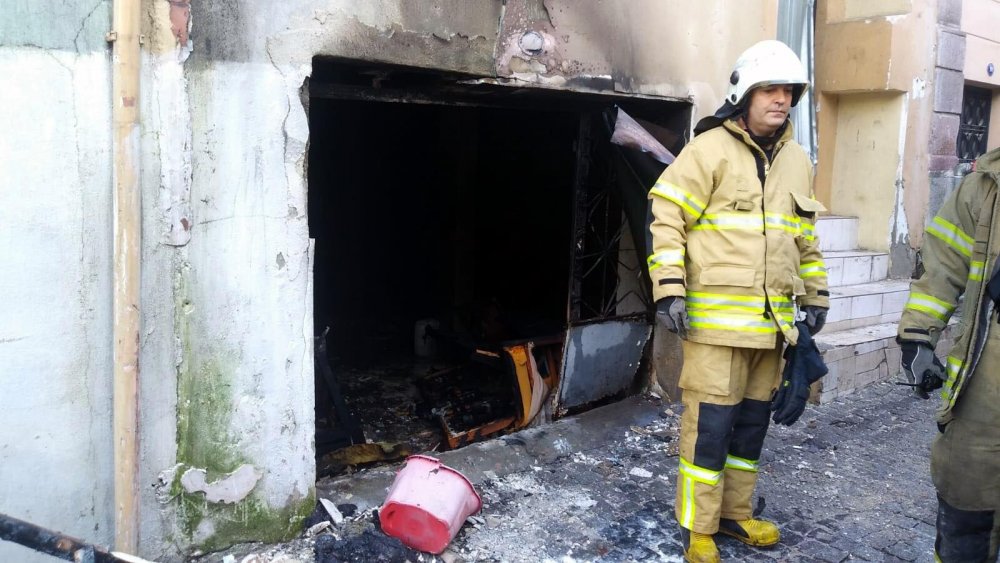 Alevlerin arasında kalan hurdacıyı itfaiye kurtardı