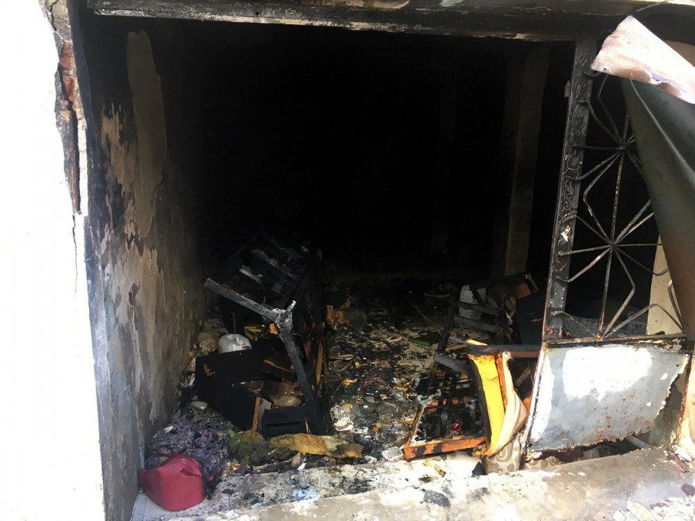 Alevlerin arasında kalan hurdacıyı itfaiye kurtardı