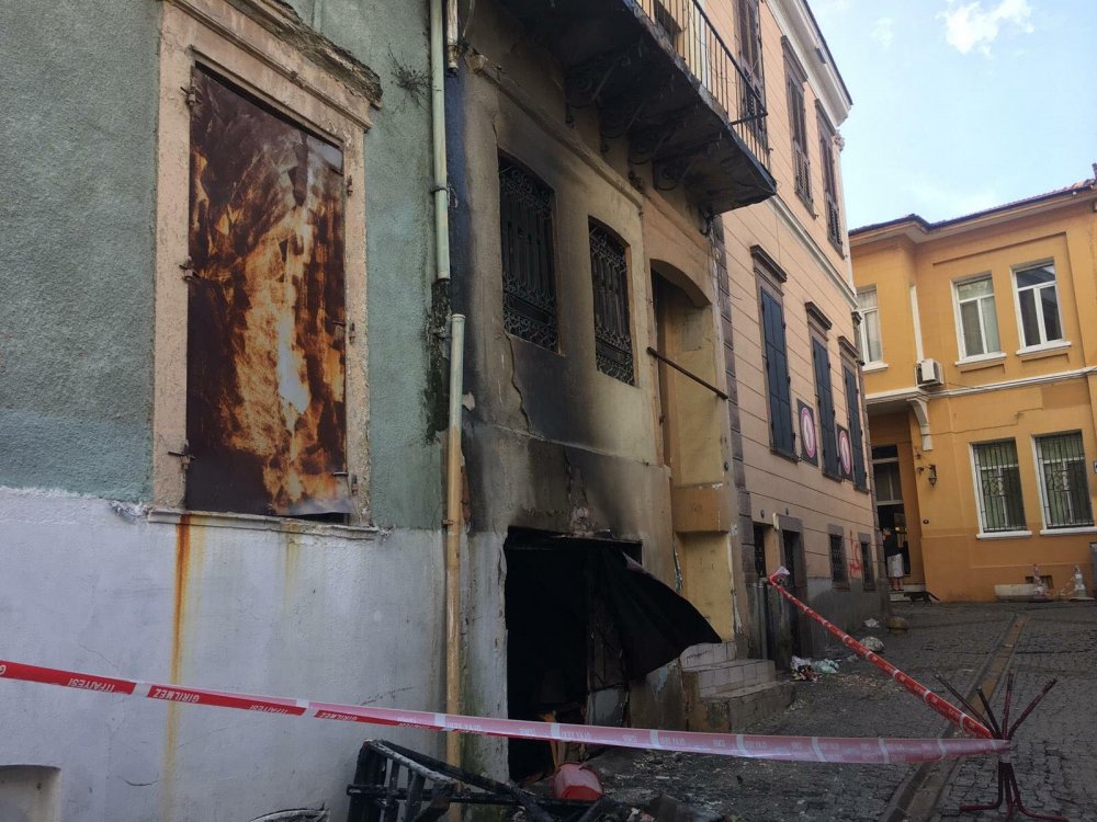 Alevlerin arasında kalan hurdacıyı itfaiye kurtardı