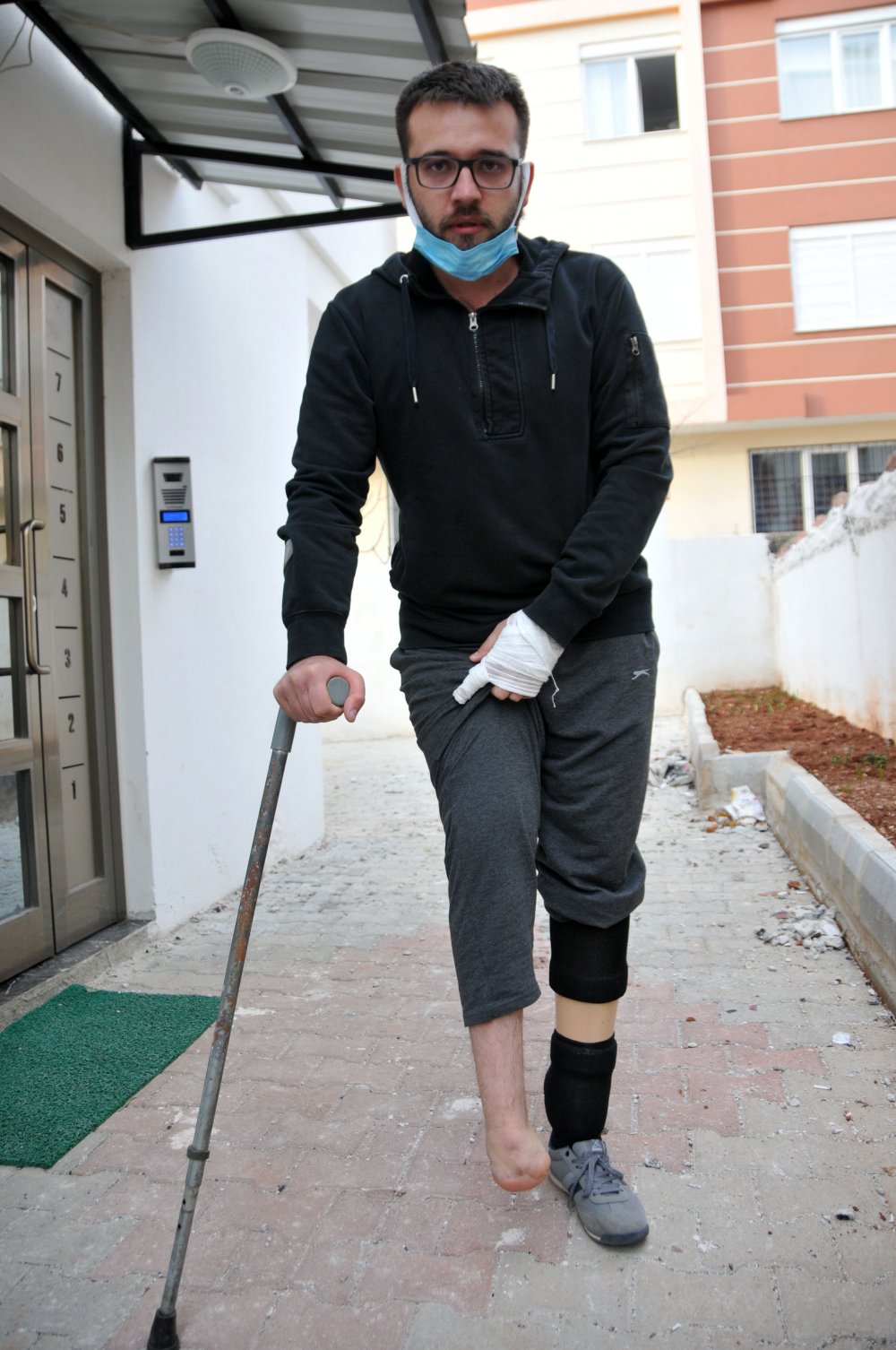 Baba ile oğlu tartıştığı gaziyi darbetti