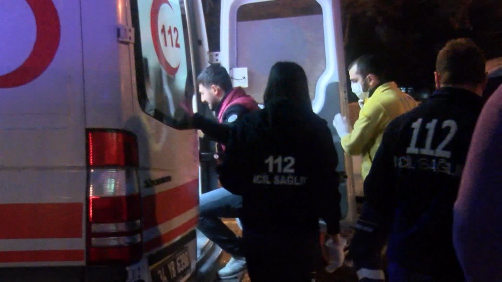 Beyoğlu'nda bariyerleri aşan otomobil motosiklete çaptı: 2 yaralı