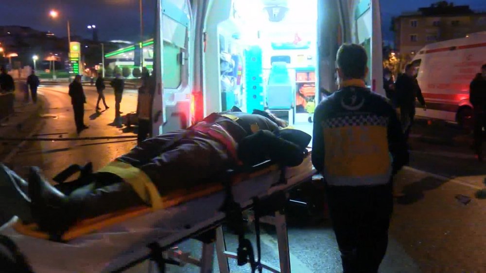 Beyoğlu'nda bariyerleri aşan otomobil motosiklete çaptı: 2 yaralı