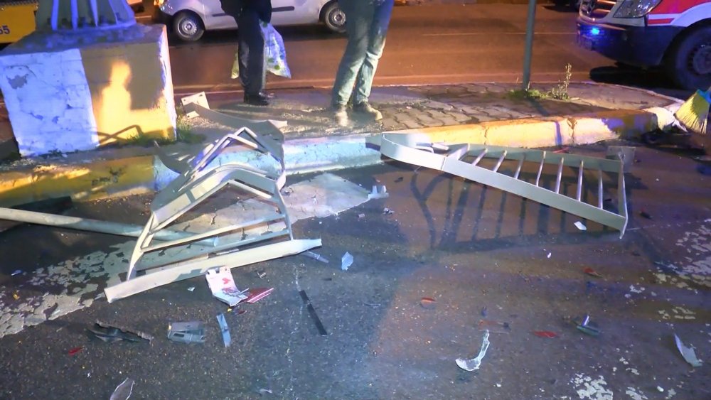 Beyoğlu'nda bariyerleri aşan otomobil motosiklete çaptı: 2 yaralı