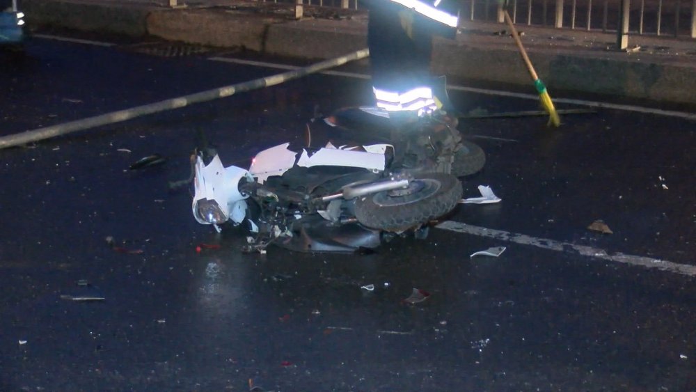 Beyoğlu'nda bariyerleri aşan otomobil motosiklete çaptı: 2 yaralı