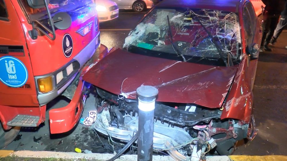 Beyoğlu'nda bariyerleri aşan otomobil motosiklete çaptı: 2 yaralı