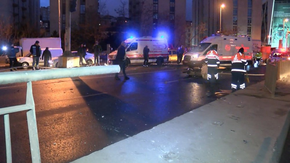 Beyoğlu'nda bariyerleri aşan otomobil motosiklete çaptı: 2 yaralı