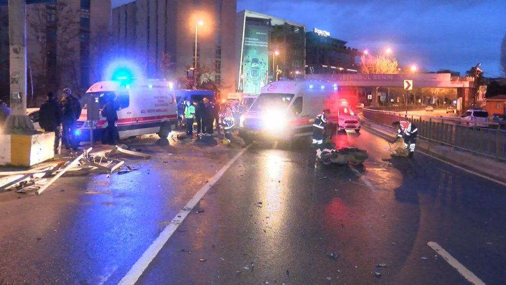 Beyoğlu'nda bariyerleri aşan otomobil motosiklete çaptı: 2 yaralı