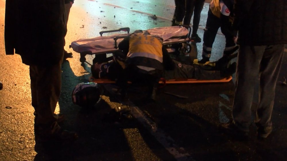 Beyoğlu'nda bariyerleri aşan otomobil motosiklete çaptı: 2 yaralı