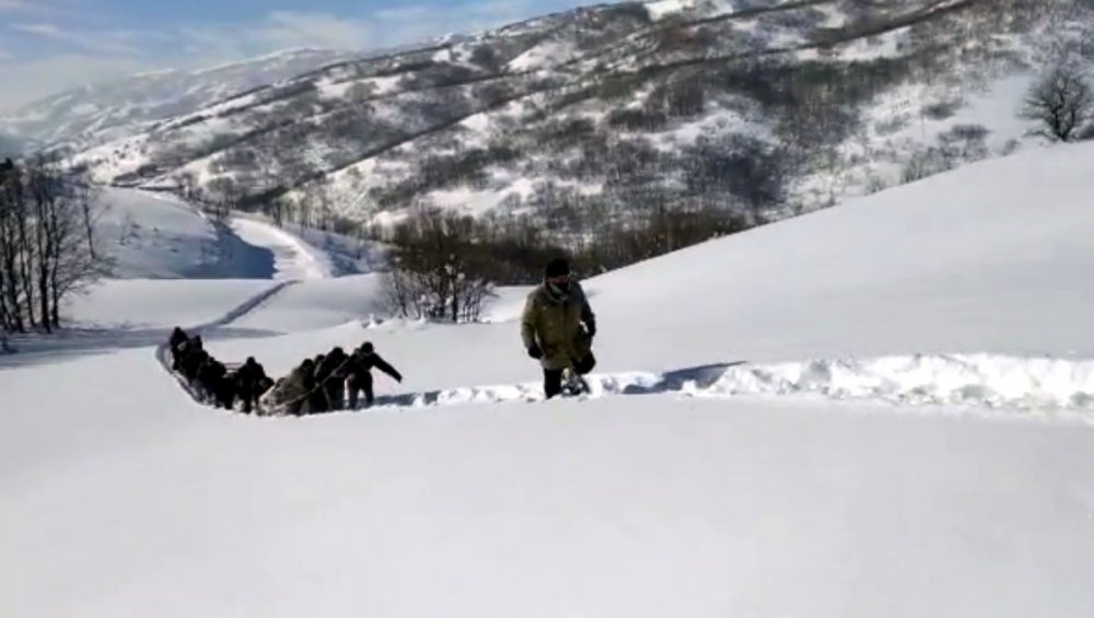 Bitlis'te hasta kadın kızakla 20 kilometre taşındı, hamile kadın içinse  ekipler seferber oldu