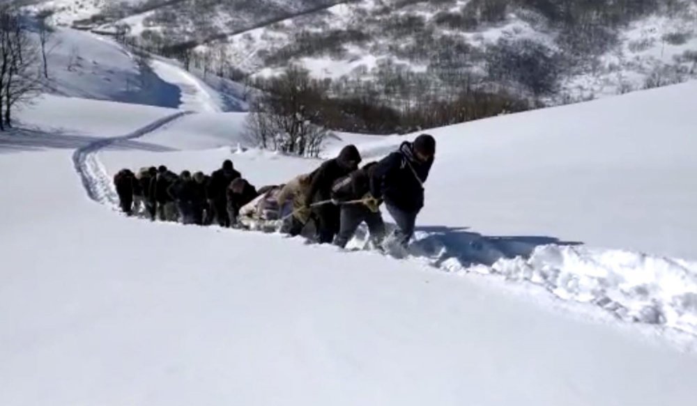 Bitlis'te hasta kadın kızakla 20 kilometre taşındı, hamile kadın içinse  ekipler seferber oldu