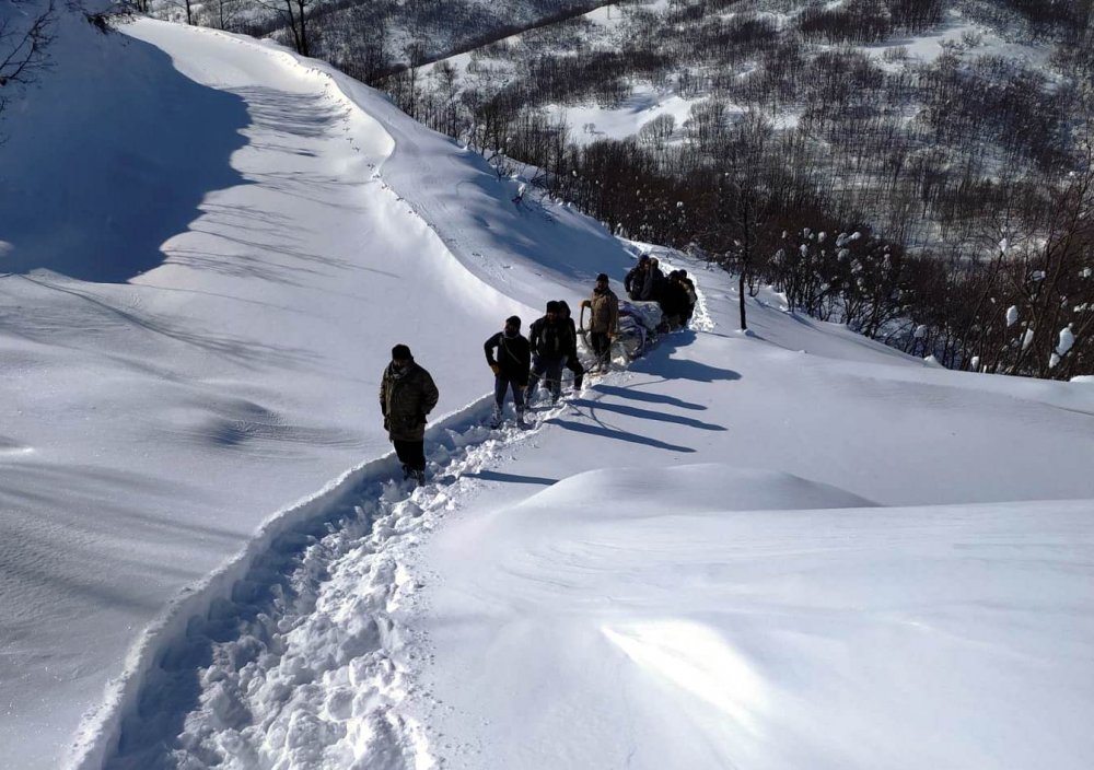 Bitlis'te hasta kadın kızakla 20 kilometre taşındı, hamile kadın içinse  ekipler seferber oldu