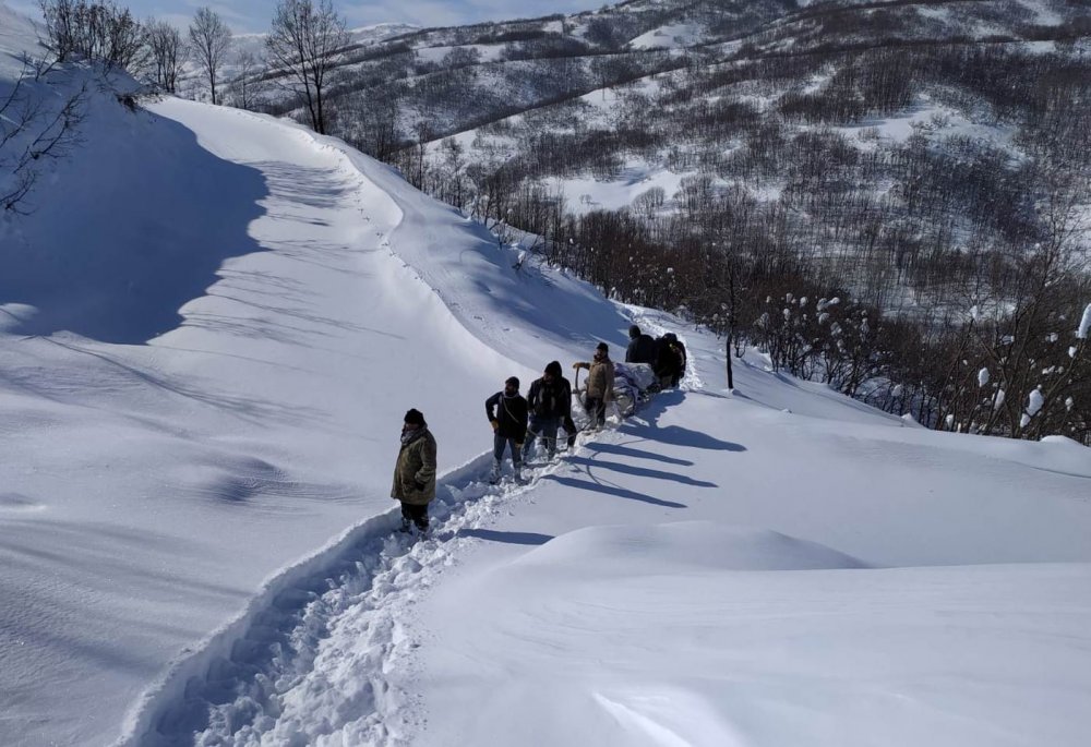 Bitlis'te hasta kadın kızakla 20 kilometre taşındı, hamile kadın içinse  ekipler seferber oldu