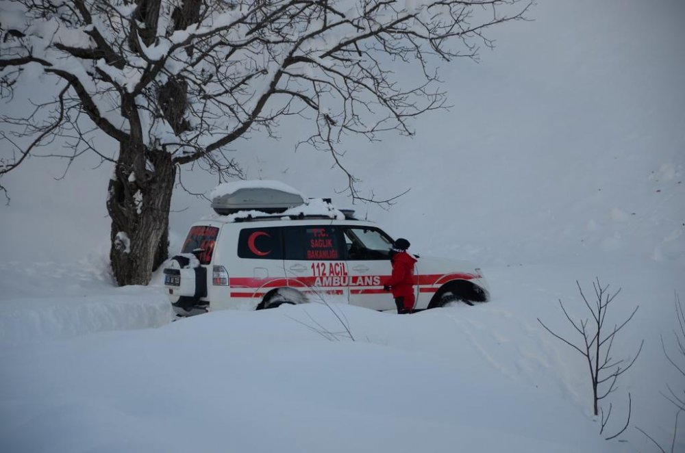 Bitlis'te hasta kadın kızakla 20 kilometre taşındı, hamile kadın içinse  ekipler seferber oldu