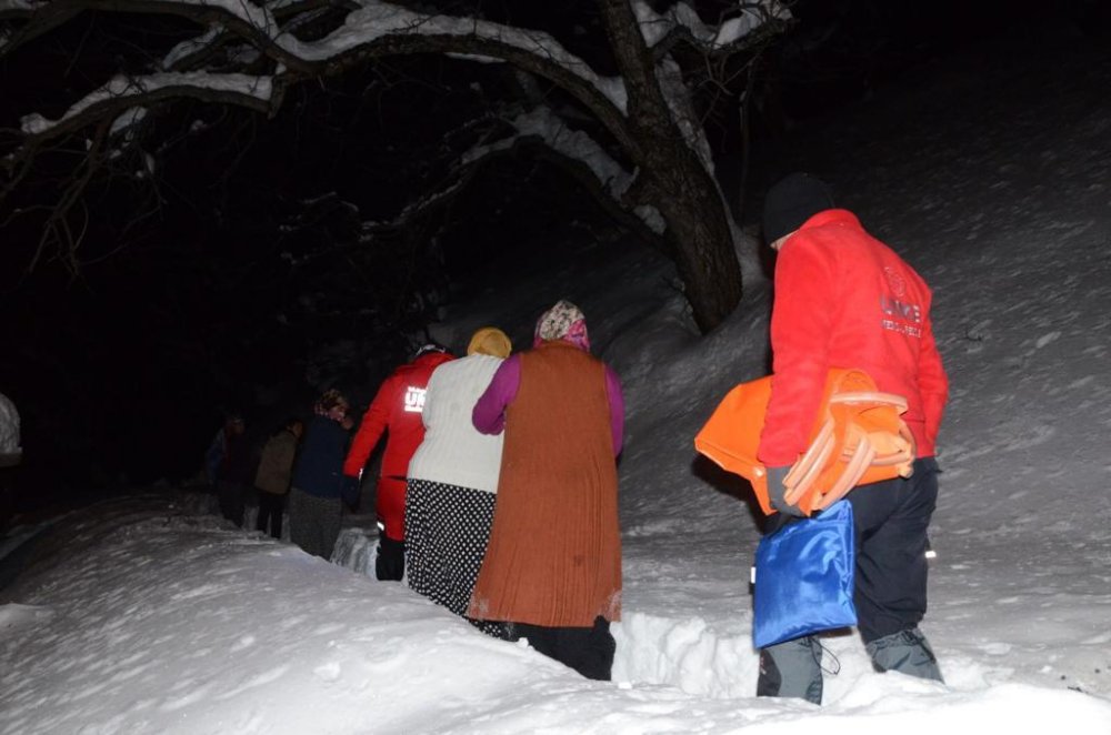 Bitlis'te hasta kadın kızakla 20 kilometre taşındı, hamile kadın içinse  ekipler seferber oldu