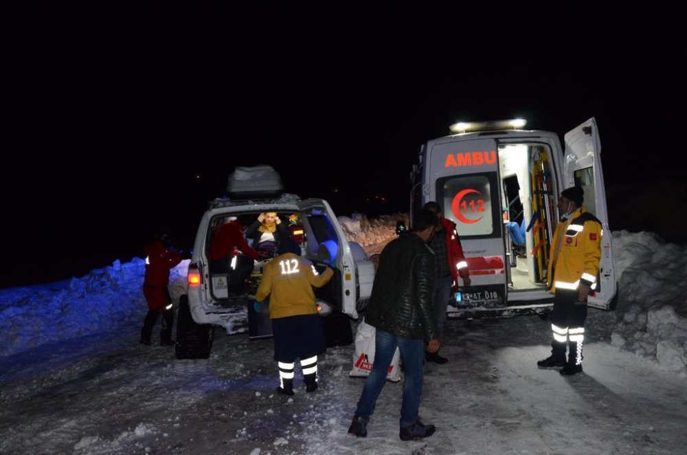 Bitlis'te hasta kadın kızakla 20 kilometre taşındı, hamile kadın içinse  ekipler seferber oldu