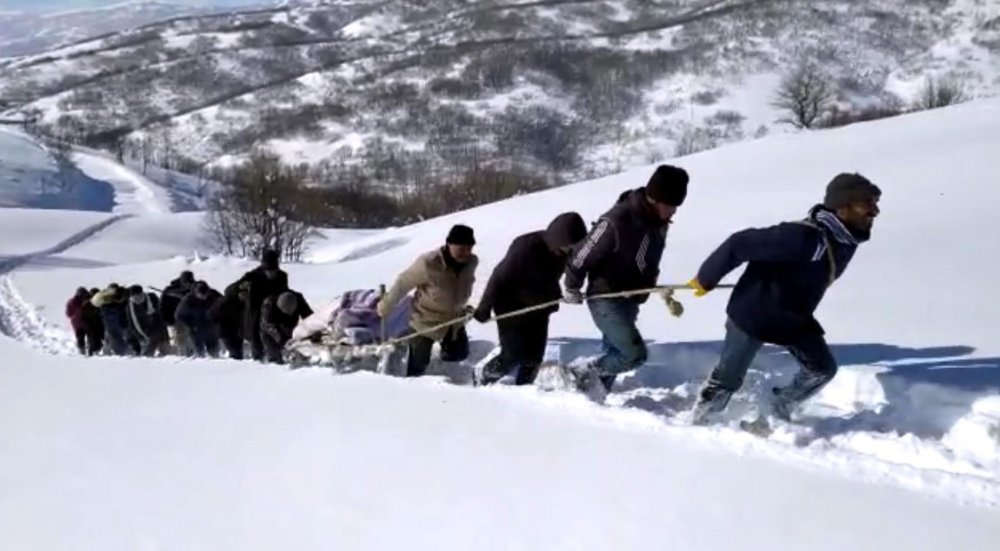 Bitlis'te hasta kadın kızakla 20 kilometre taşındı, hamile kadın içinse  ekipler seferber oldu