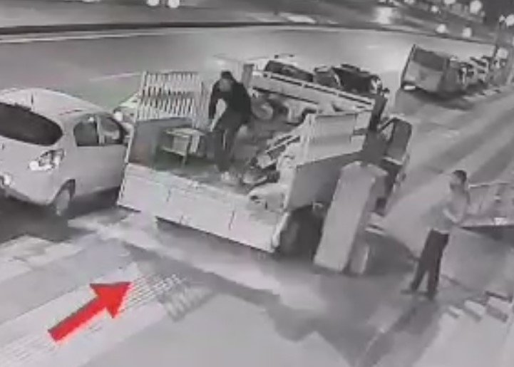 Çaldığı malzemeleri ev taşır gibi kamyonete yükleyip götüren şüpheli, yakalandı