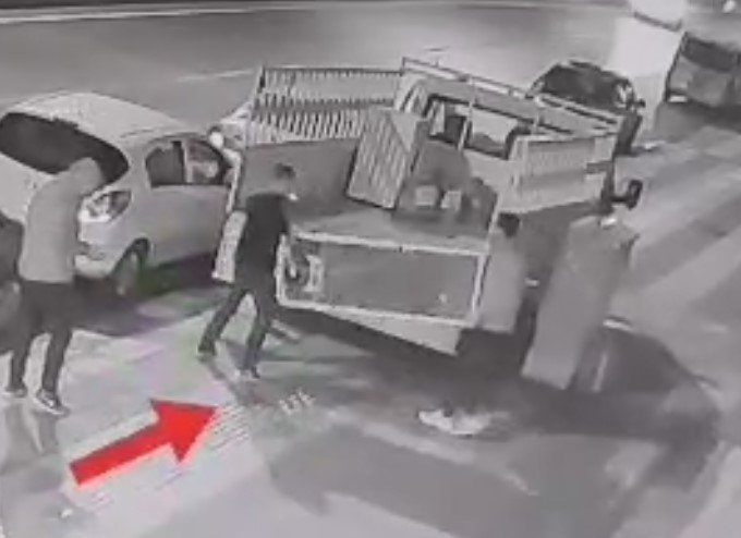 Çaldığı malzemeleri ev taşır gibi kamyonete yükleyip götüren şüpheli, yakalandı