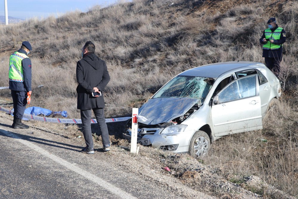 Hastane yolunda otomobil takla attı; anne hayatını kaybetti oğlu yaralandı