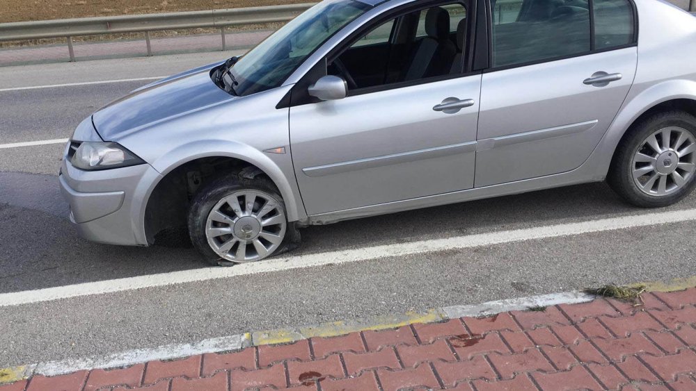 Hastaneye giden sürücü direksiyon başında fenalaşıp hayatını kaybetti, otomobil refüje çarptı