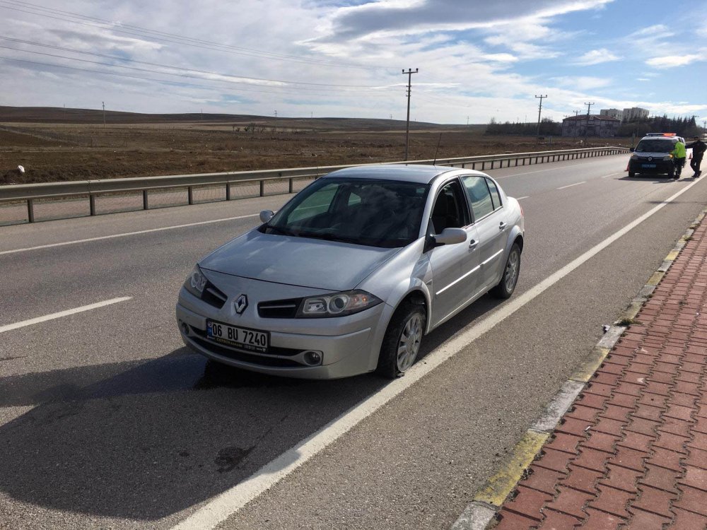 Hastaneye giden sürücü direksiyon başında fenalaşıp hayatını kaybetti, otomobil refüje çarptı
