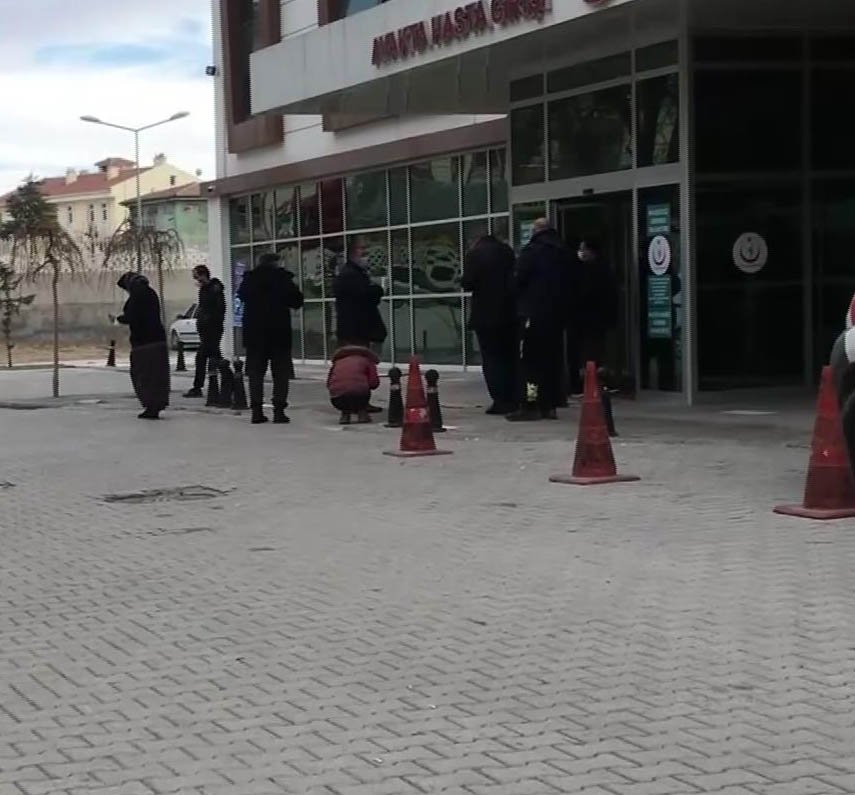 Hastaneye giden sürücü direksiyon başında fenalaşıp hayatını kaybetti, otomobil refüje çarptı