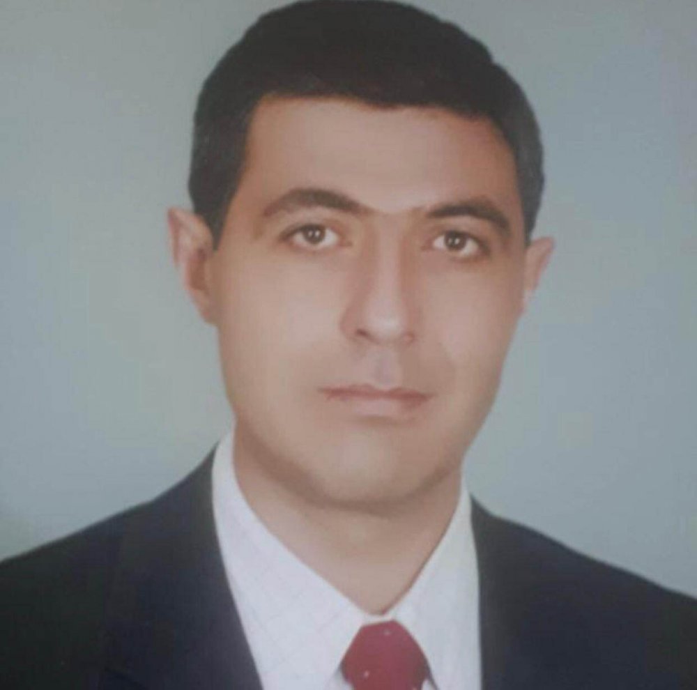 Hastaneye giden sürücü direksiyon başında fenalaşıp hayatını kaybetti, otomobil refüje çarptı