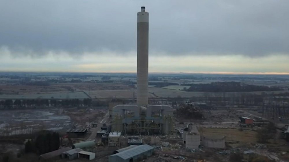 İngiltere 182 metrelik dev elektrik santrali bacası 4 saniyede yıkıldı