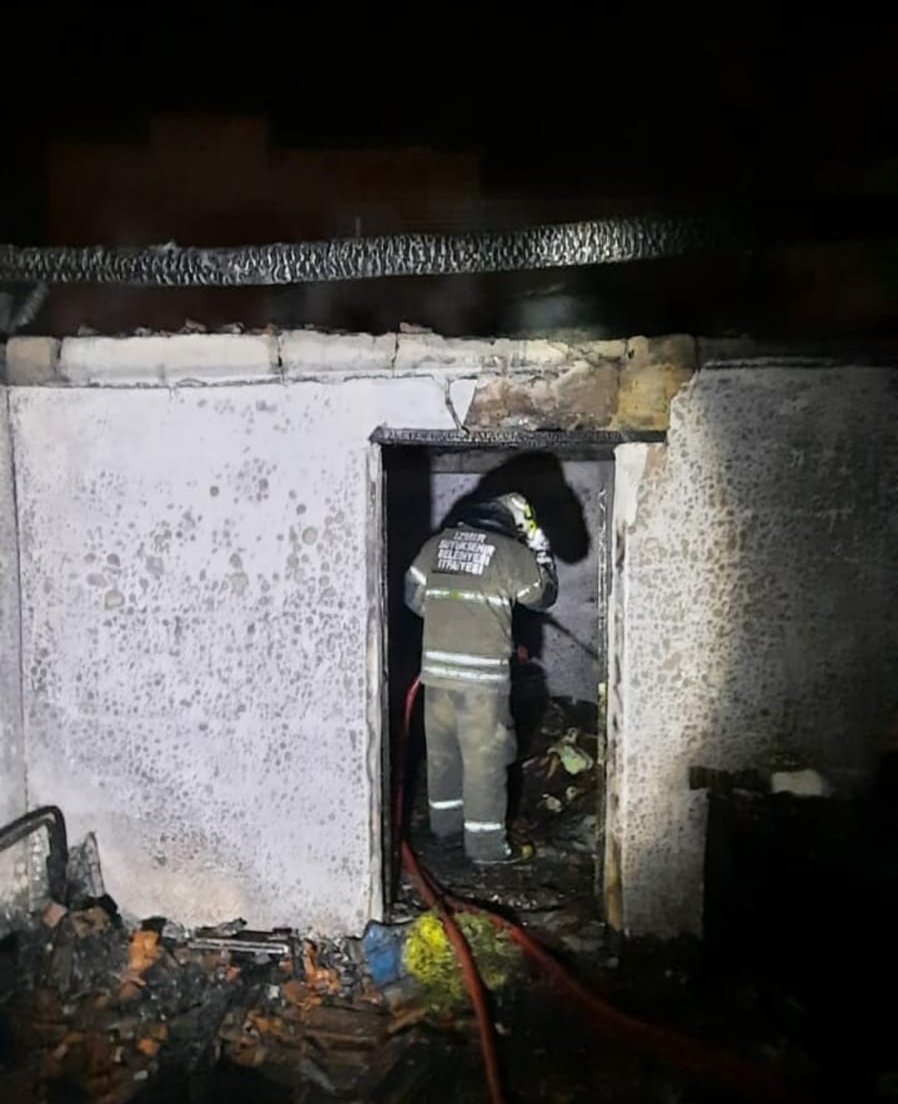 İzmir'de tek katlı ev yanarak kül oldu