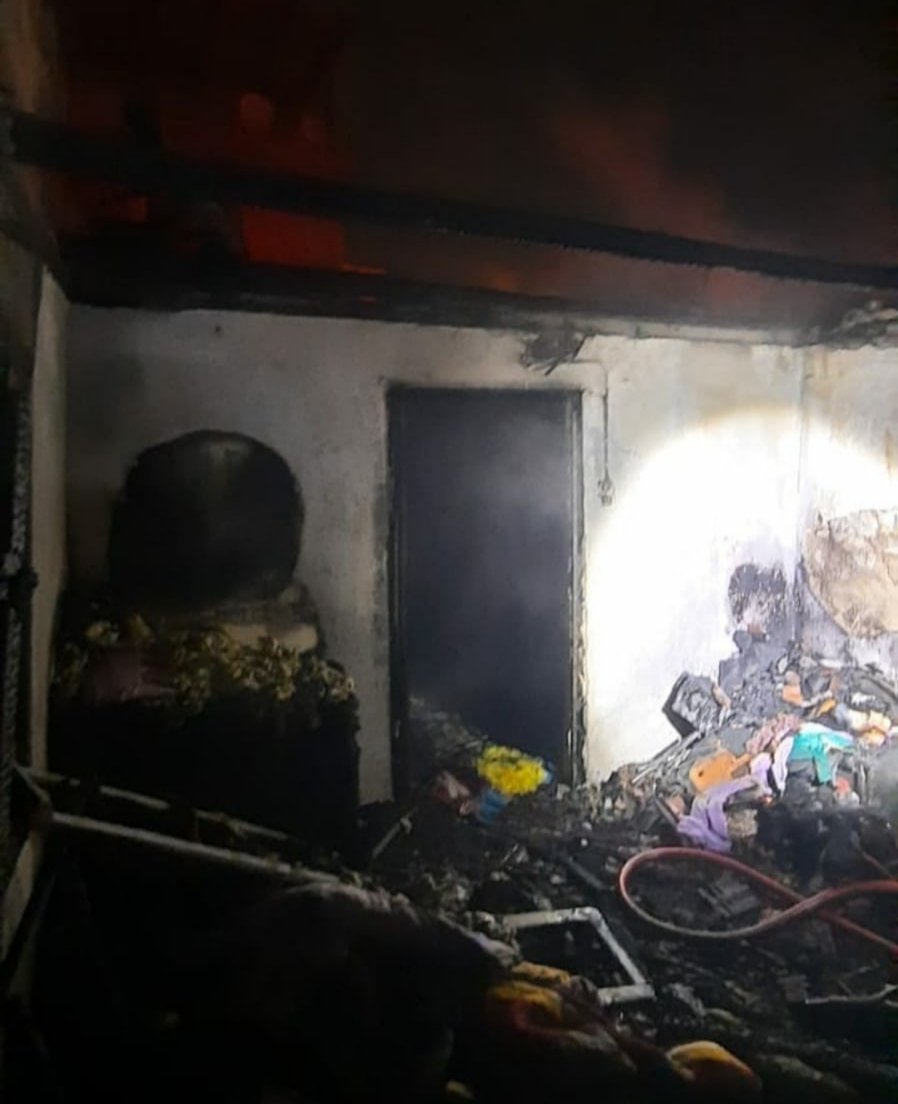 İzmir'de tek katlı ev yanarak kül oldu